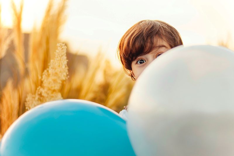 Dreng det gemmer sig bagved balloner